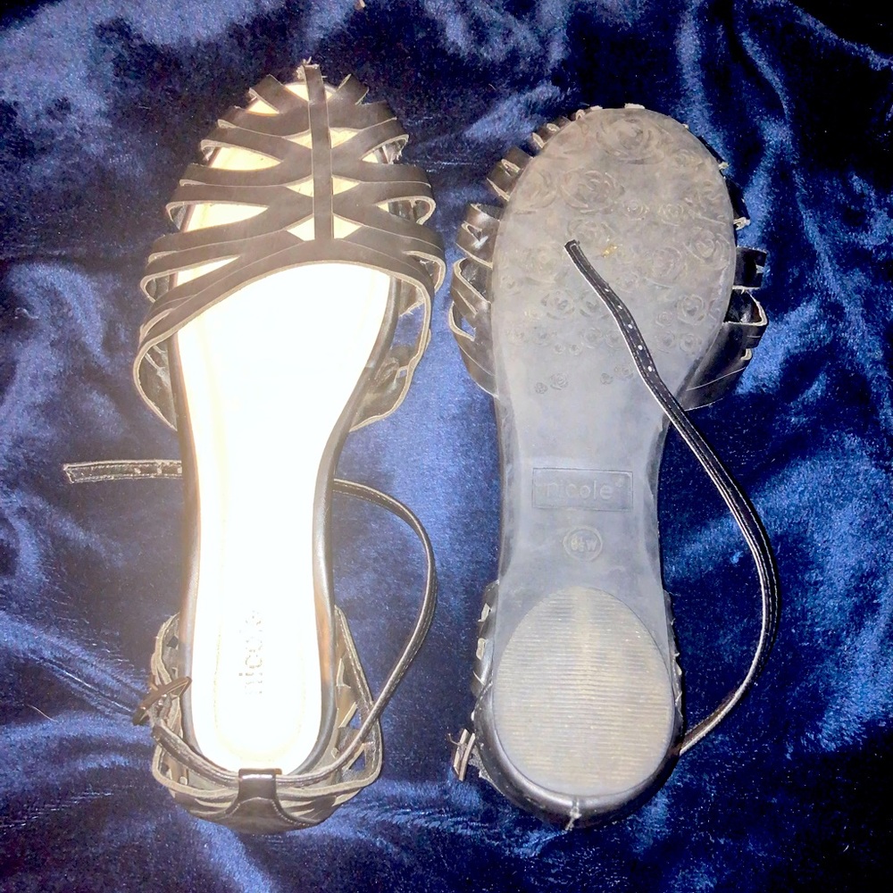 Black pretty sandals.